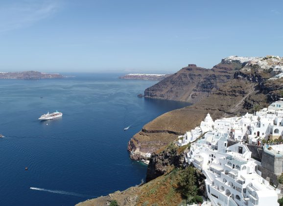 Santorini Cruise Arrivals Frozen: Tensions Boil Over Following “70-30” Rule