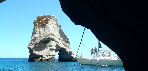 Μήλος: Ένα ταξίδι στην καρδιά του Αιγαίου με το Aria Calma