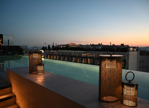 Ένα καλοκαιρινό ταξίδι γεύσεων στο Mappemonde Rooftop με φόντο την Ακρόπολη