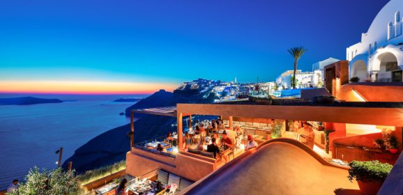 Rizes Gastro Taverna: Εκεί όπου οι γεύσεις της Ελλάδας συναντούν την Καλντέρα