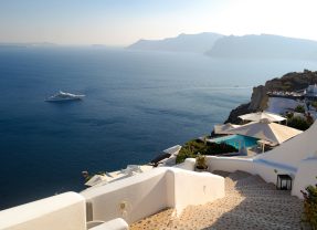 From Google to AI: How Greeks Are Changing the Way They Plan Their Summer Holidays