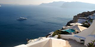 From Google to AI: How Greeks Are Changing the Way They Plan Their Summer Holidays