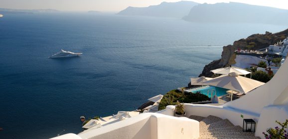From Google to AI: How Greeks Are Changing the Way They Plan Their Summer Holidays