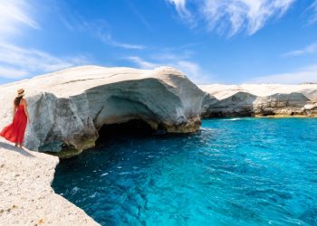 Milosbooknow: Supporting Exceptional Stays and Hospitality in Milos