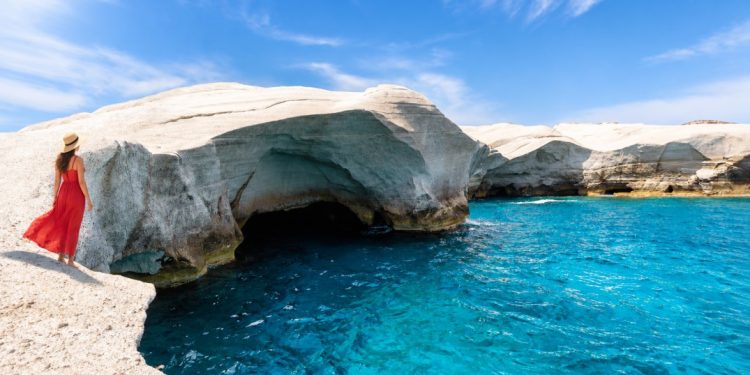 Milosbooknow: Supporting Exceptional Stays and Hospitality in Milos