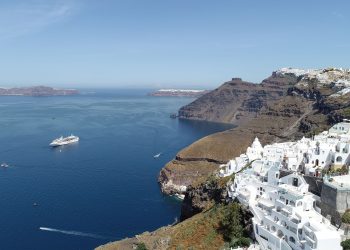 10 Εντυπωσιακά ξενοδοχεία στη Σαντορίνη που ξεχωρίζουν